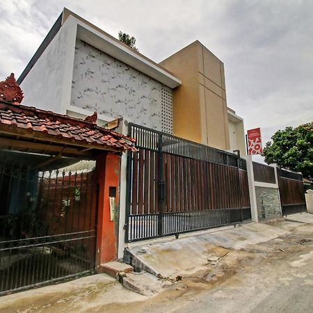 Oyo 90820 Madania Guesthouse Syariah Mataram Luaran gambar