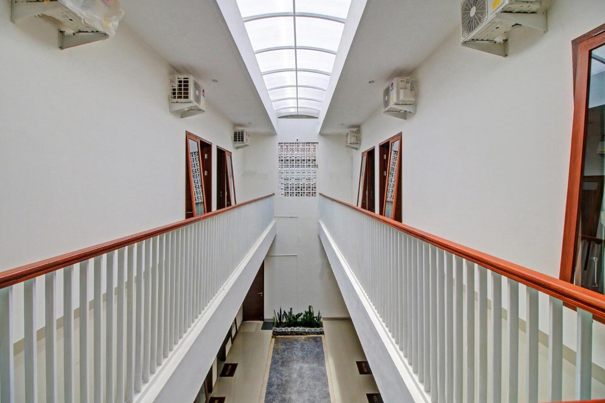 Oyo 90820 Madania Guesthouse Syariah Mataram Luaran gambar