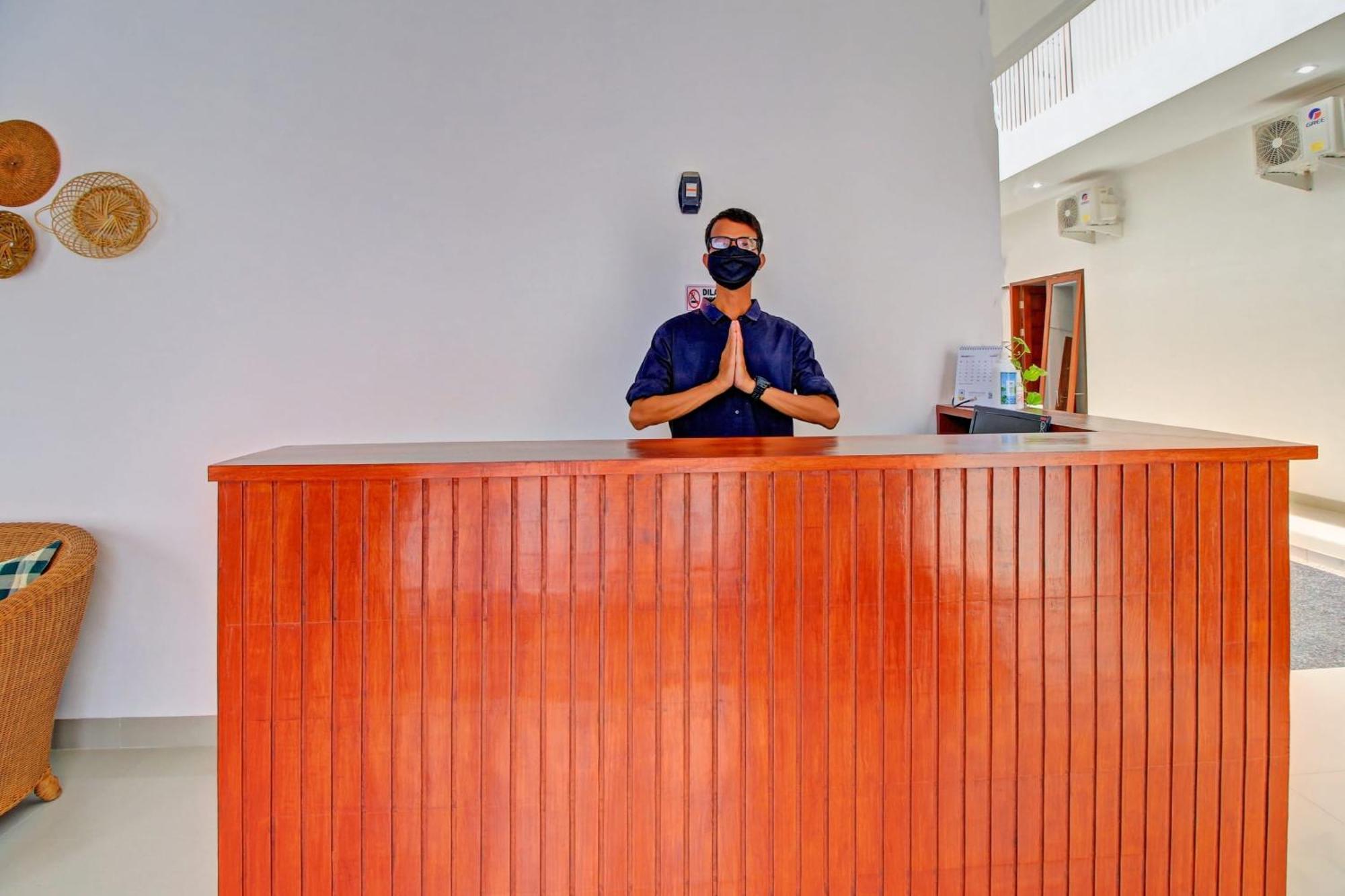 Oyo 90820 Madania Guesthouse Syariah Mataram Luaran gambar