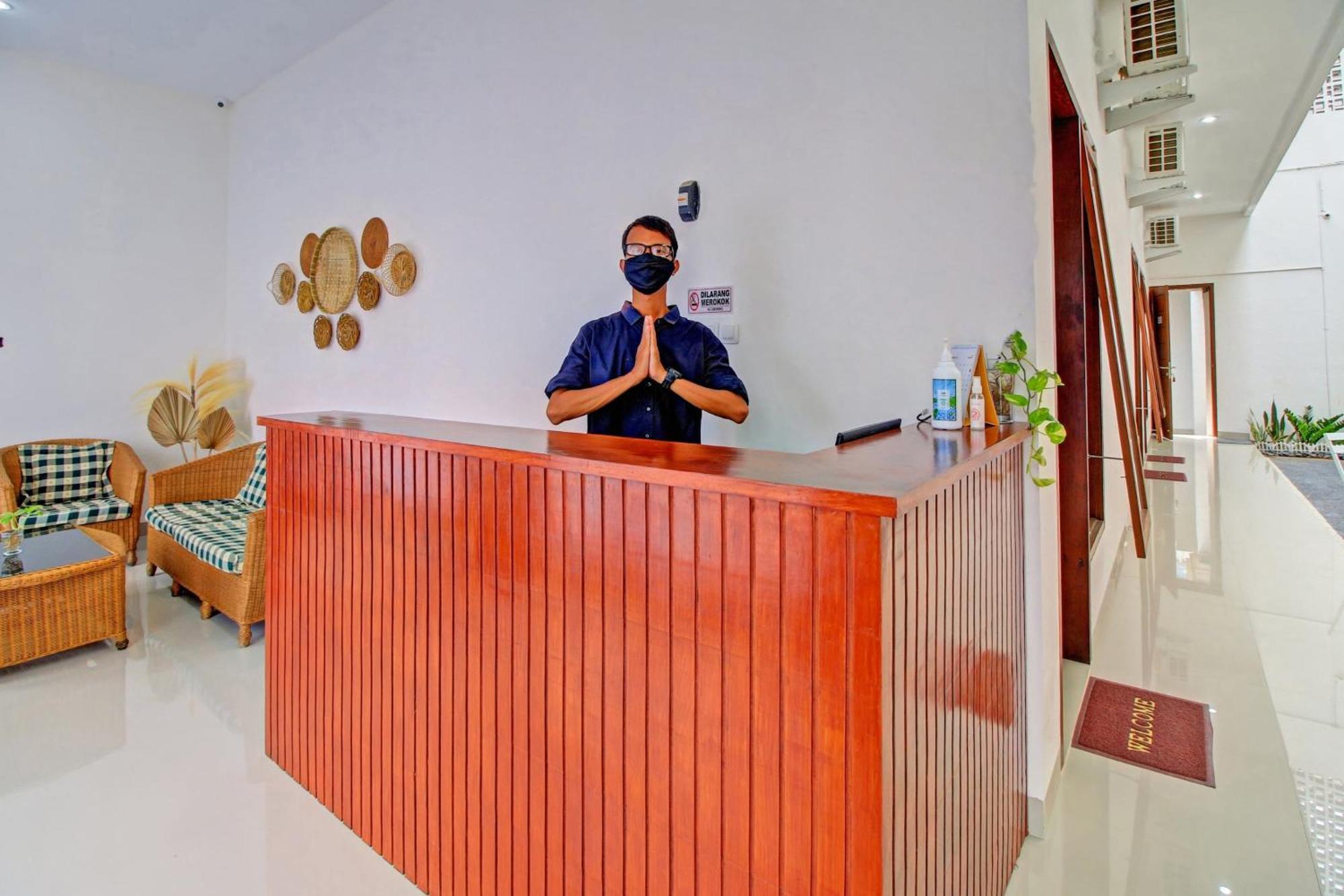 Oyo 90820 Madania Guesthouse Syariah Mataram Luaran gambar