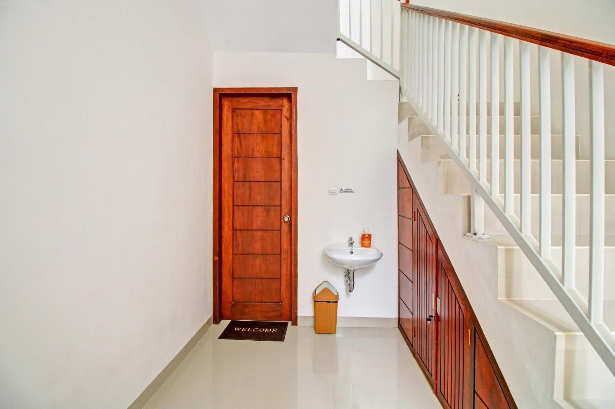 Oyo 90820 Madania Guesthouse Syariah Mataram Luaran gambar