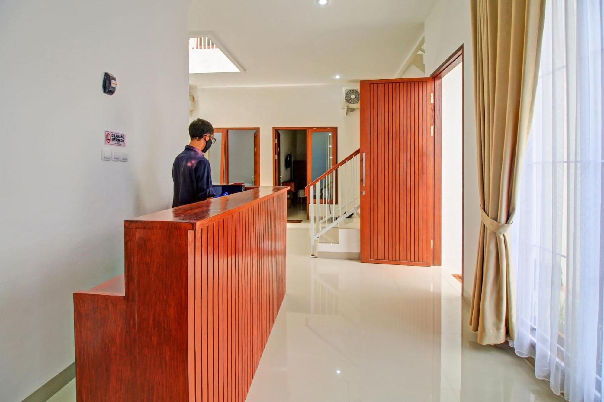Oyo 90820 Madania Guesthouse Syariah Mataram Luaran gambar